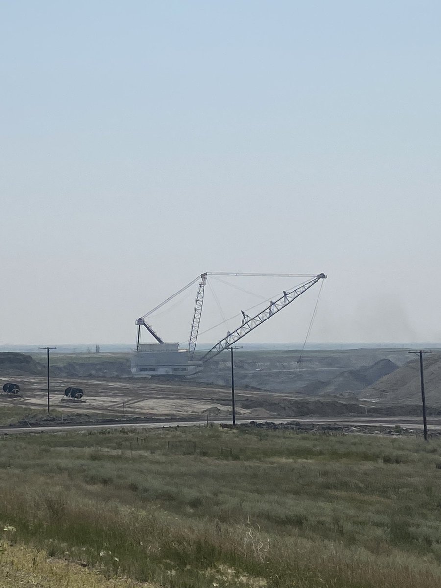 ScottSloan6164's tweet photo. Driving near Beinfait, SK saw this crane that literally was the size of a cruise ship. Pictures do not do it justice. Holy $&@#😳 !!! #bigcranes #notiniowaanymore https://t.co/lumhHqmYgn