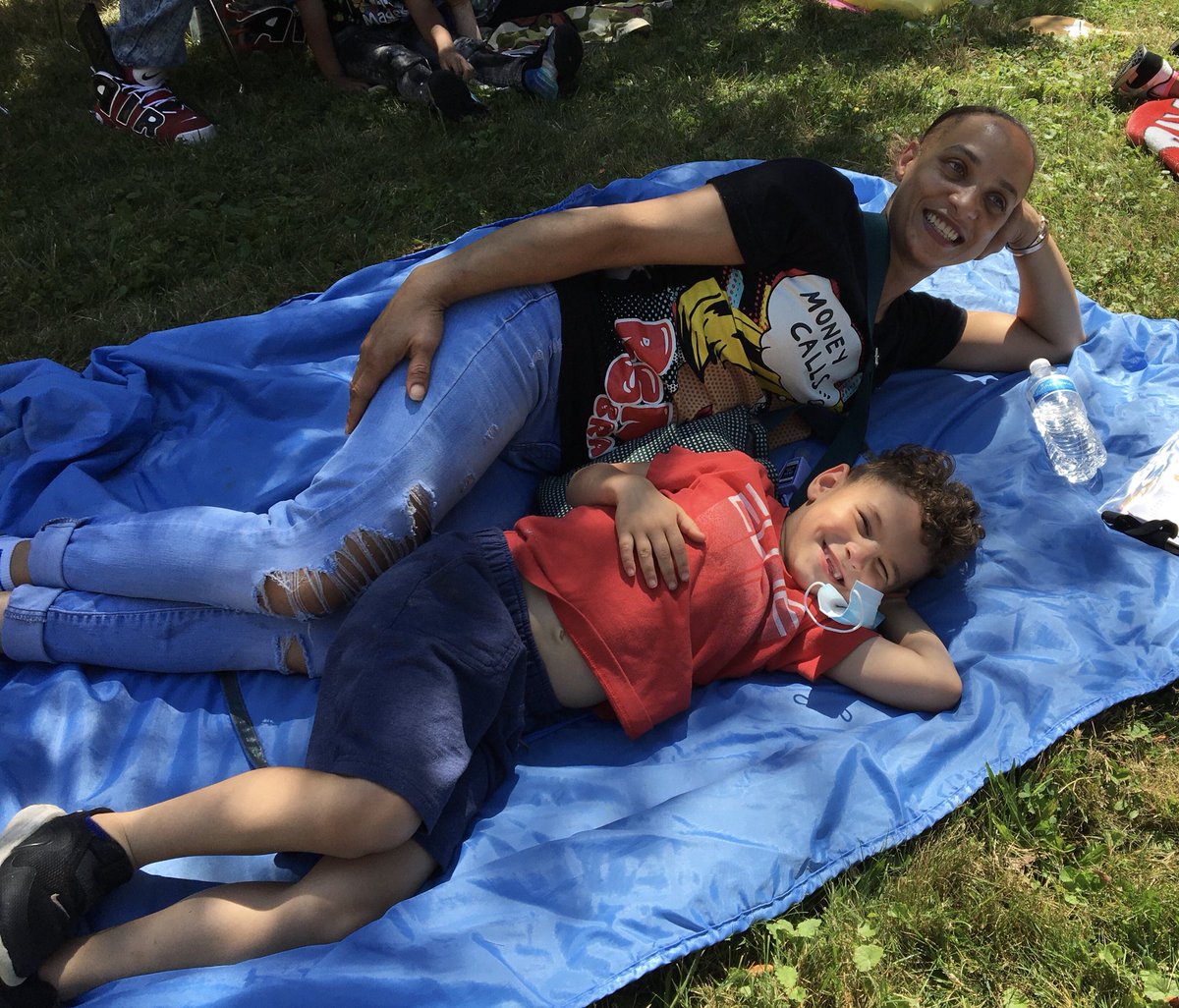 MrsHartzellWCS's tweet photo. Willard families enjoying reading on the lawn today. #readingtogether
#greatfoundations
#buildingmemories https://t.co/ssgTSpCQaX