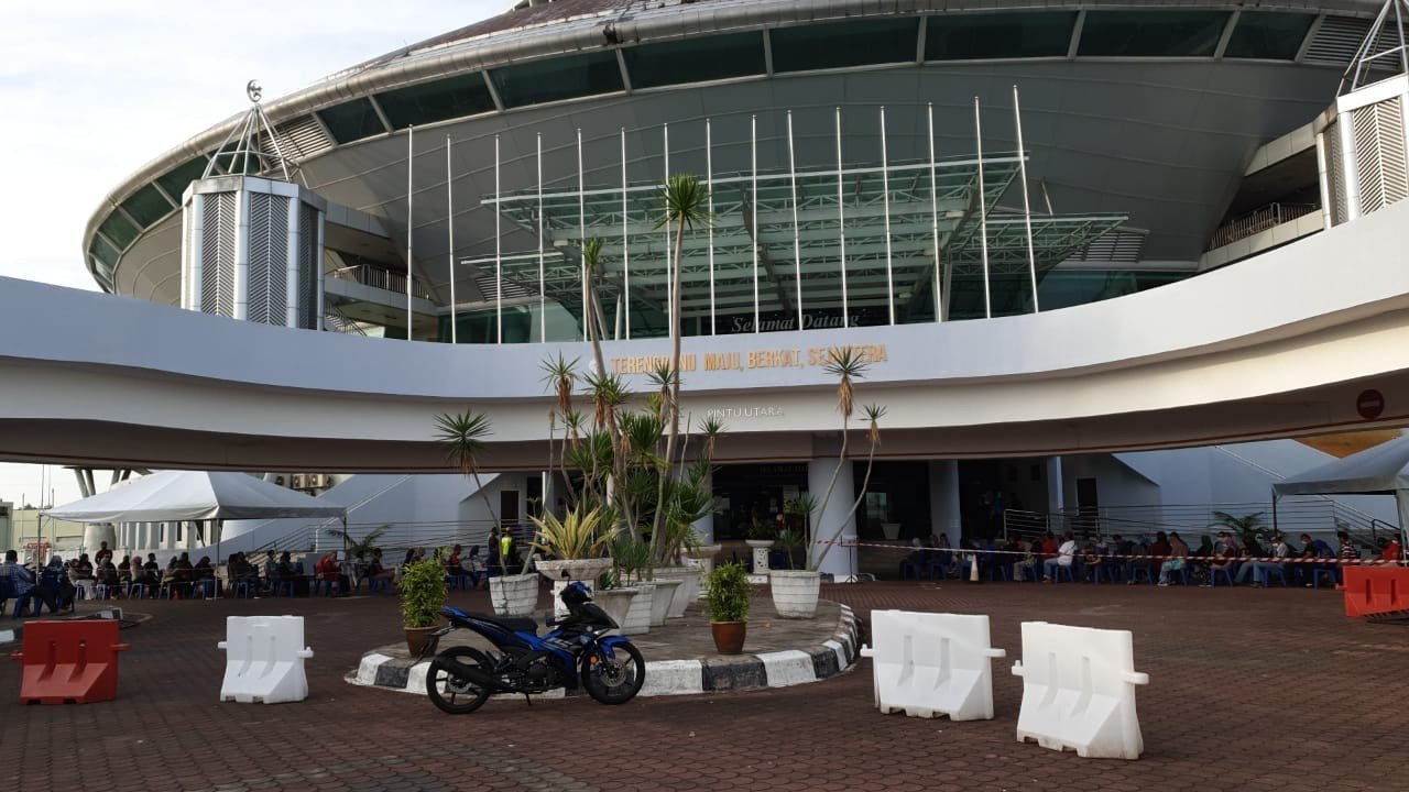 Stadium tertutup gong badak