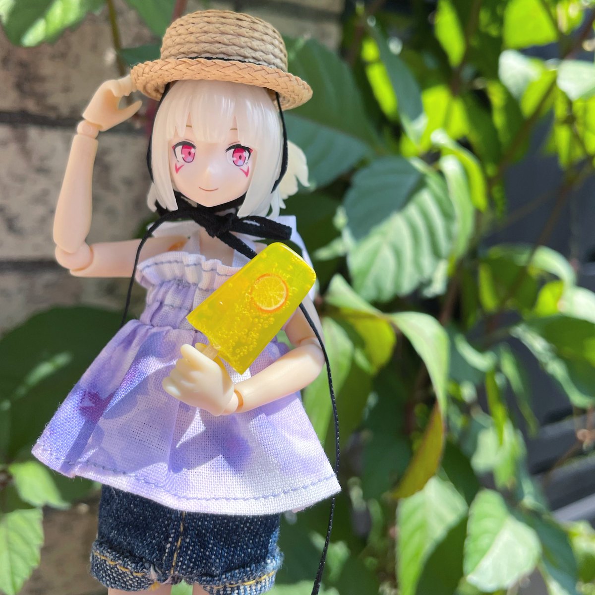 puru000000's tweet photo. 今日も暑い🌞
ほつれどめ乾かし中にサマーキャミ作ったり。
帽子はrosenknopp(#rosenknopp祭)さん。
アイスキャンディーはNIJICOさん
パンツは豆momoko(腰パン気味で入ってはいない)
#000000NumberZero
#メガミデバイス #megamidevice https://t.co/1keJGMBU0n
