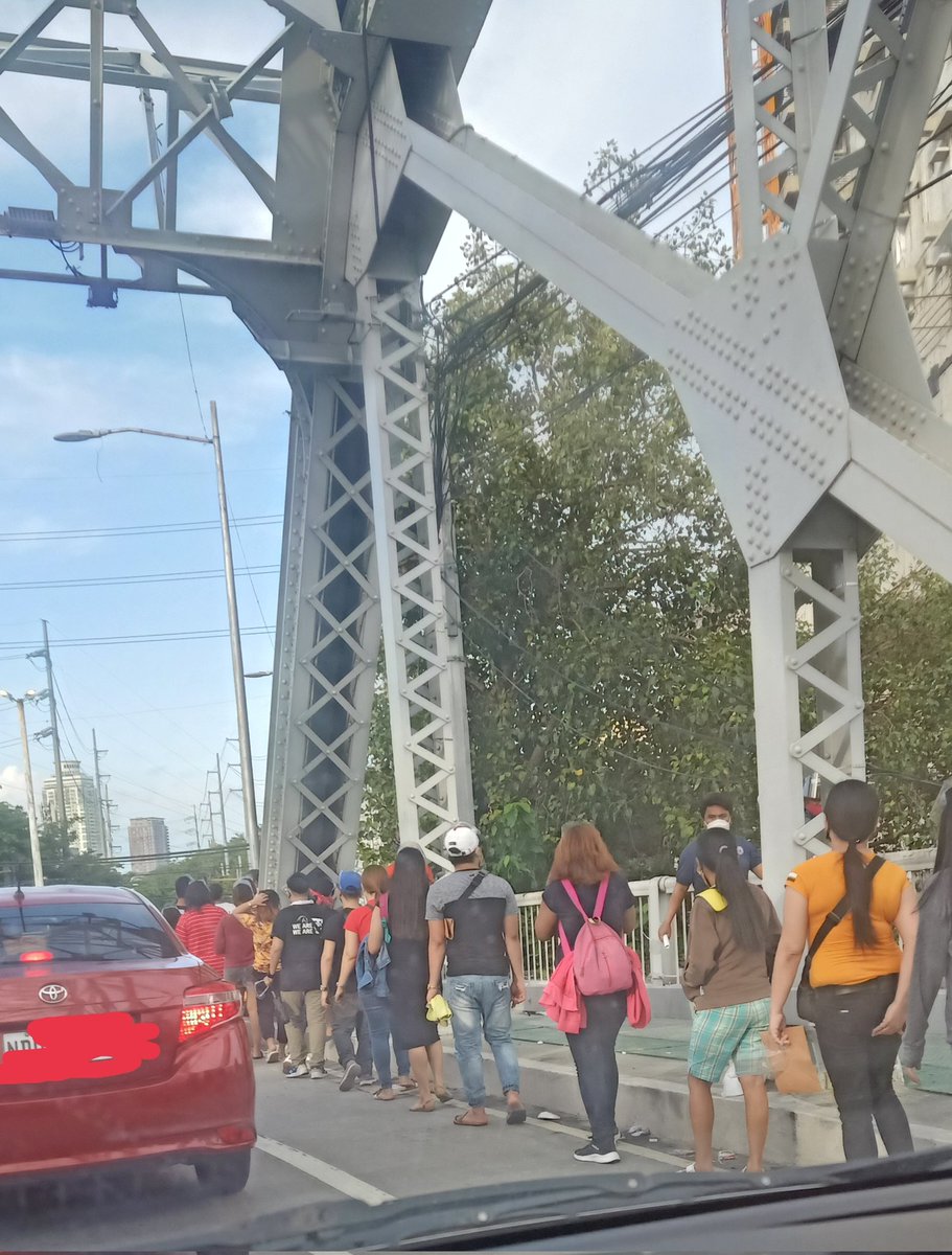 Sealph's tweet photo. @luisitosantos03 @dzbb lagpas pa ng Ayala Bridge ang pila kanina 7am https://t.co/tjMfpsWBNI