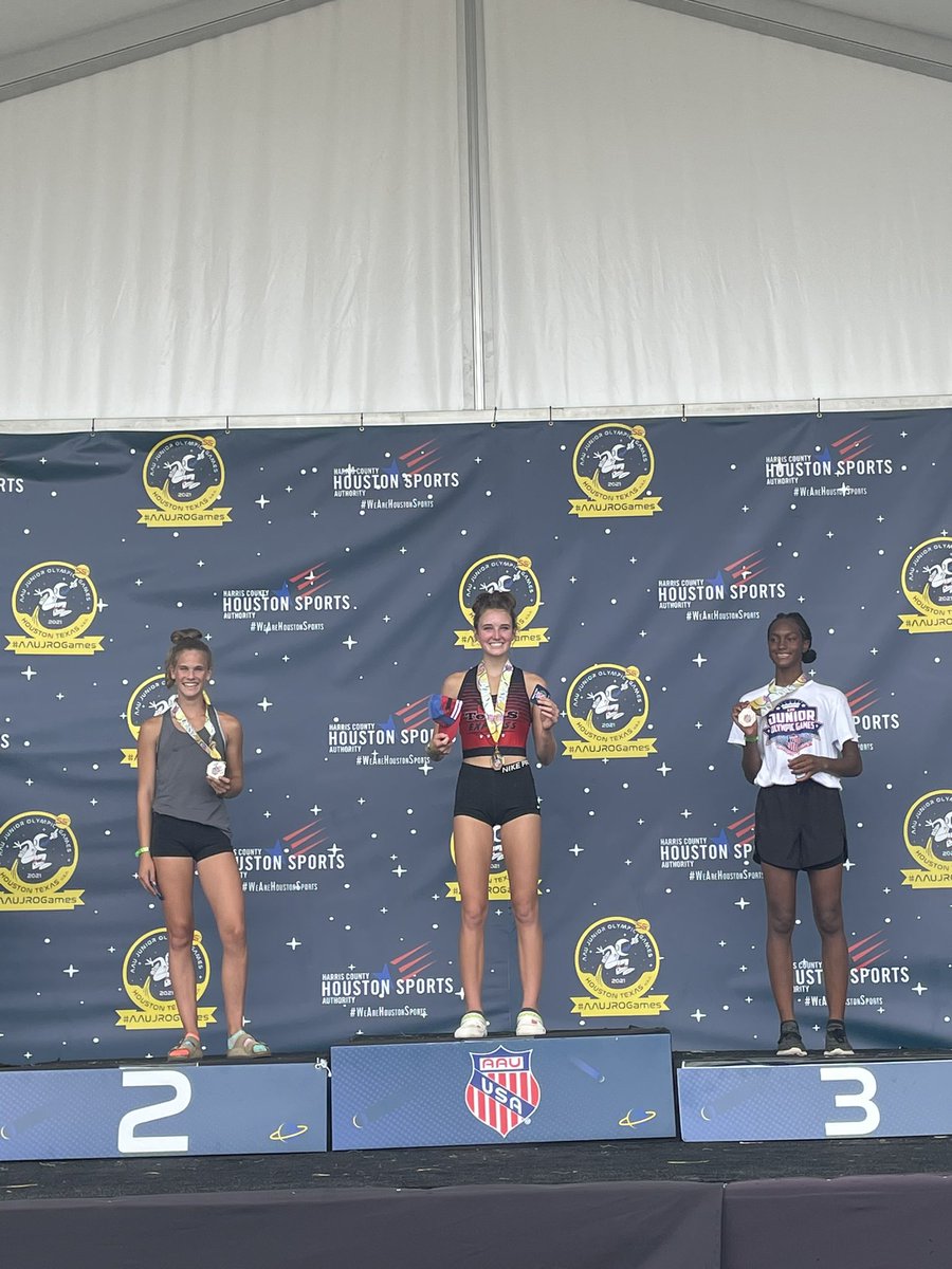 #AAUJROGames 3 girls over the national 15/16 pole vault record after waiting 3 hours! Proud of Sky for upping her PR to 4.25m (13’11.25”)!! Double champion: heptathlon and pole vault!! Texas pole vault is 🔥🔥