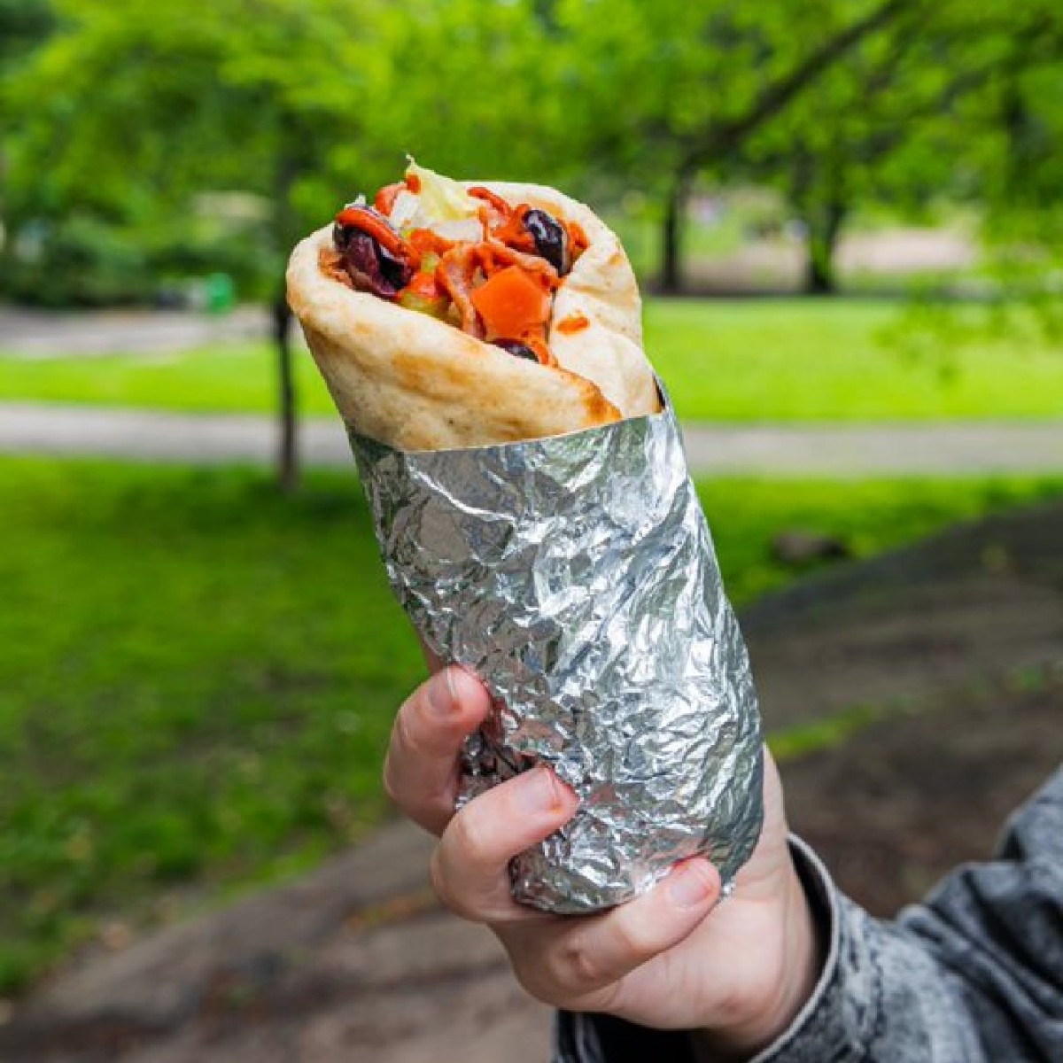 @butterflylocss Nothing says summer quite like grabbing your favorite sandwich from The Halal Guys (@HalalGuys) and walking over to your local park to enjoy 😋

#CentralPark #PicnicTime #OutdoorDining #Summer #SummerPlans #CityFoodie #Foodie #NewYorkFoodie #NYC #SummerTime #SummerEats