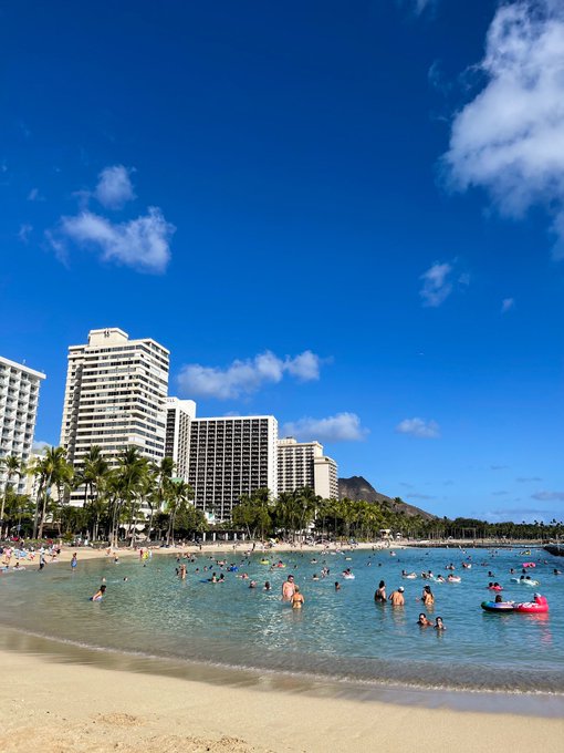 hawaii 🌺 https://t.co/IVLpk3efDD