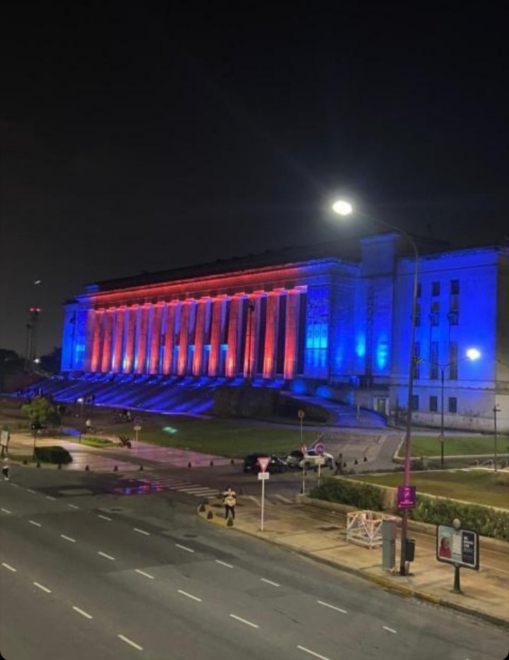 ilmedios's tweet photo. En las visperas del 5A, la ciudad se tiñe de azulgrana!!💙❤️

#5ATodosALaLegislatura 
#SiALaLeyDeRezonificacion https://t.co/B5BJMprOsb