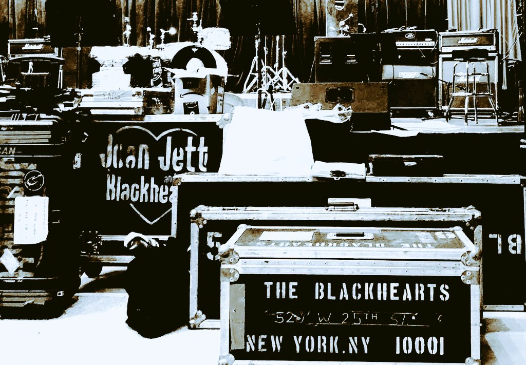 Inphase136's tweet image. @Inphase136 wants to sincerely thank @joanjett &amp;amp; @The_BlackHearts for coming here and using our studio. 🖤

You friggin rock!!! 🤘🎸🎶🎤

#JoanJett #TheBlackHearts #rehearsal #studio #rocknroll #nextphasestudio #LongIsland #rock #music #kickass #equipment #Love #localbusiness