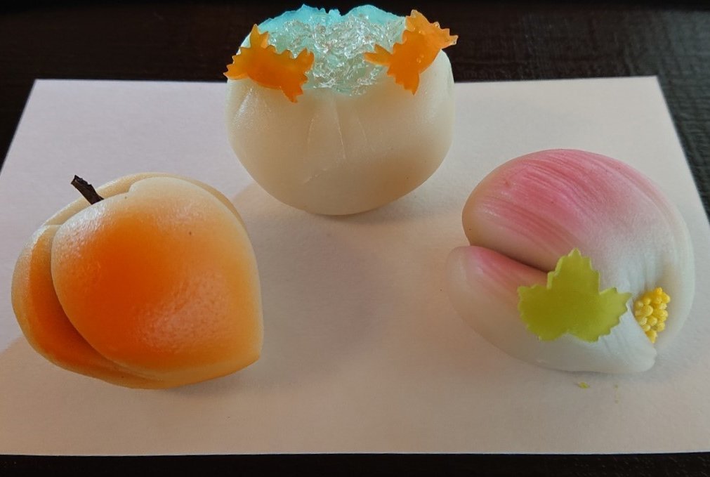 浜離宮恩賜庭園 中島の御茶屋 今月の和菓子をご紹介致します 左から 鬼灯 潮騒 むくげ です 中央の 潮騒 はゆず餡です 季節限定で冷たい抹茶もご用意しております ご散策中にぜひお立ち寄りください 浜離宮恩賜庭園 夏 T 浜離宮恩賜庭園 中島の御茶屋 今月の和菓子をご紹介致します 左から 鬼灯 潮騒 むくげ です 中央の 潮騒 はゆず餡です 季節限定で冷たい抹茶もご用意しております ご散策中にぜひお立ち寄りください 浜離宮恩賜庭園 夏 T