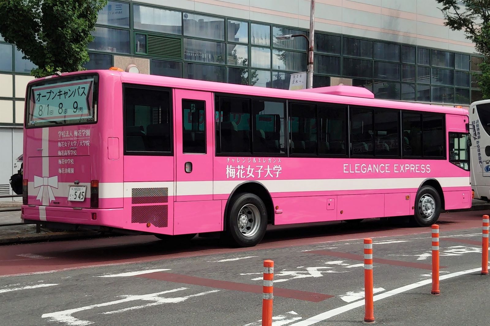 Yoshi Lc50 おはようございます 阪急茨木市駅では路線バスのほかに大学の送迎バスも発着しており 梅花女子大学 と追手門学院は学校自らが所有する白ナンバーの自家用バスです 阪急 茨木市駅 梅花女子大学 追手門学院 送迎バス 自家用バス 白