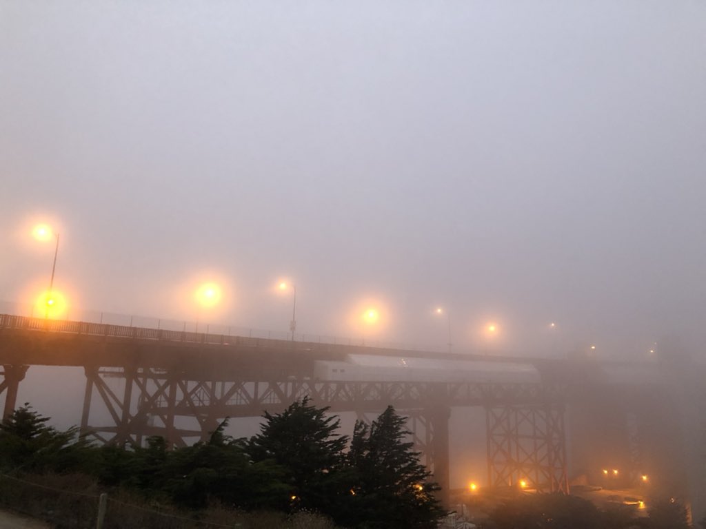 雾中的金门大桥。 资本主义，可以集中资本的力量大事，按资本的规律运作。 社会主义，只有集中权力办大事，以权利意志为指导。, image size:1024x768