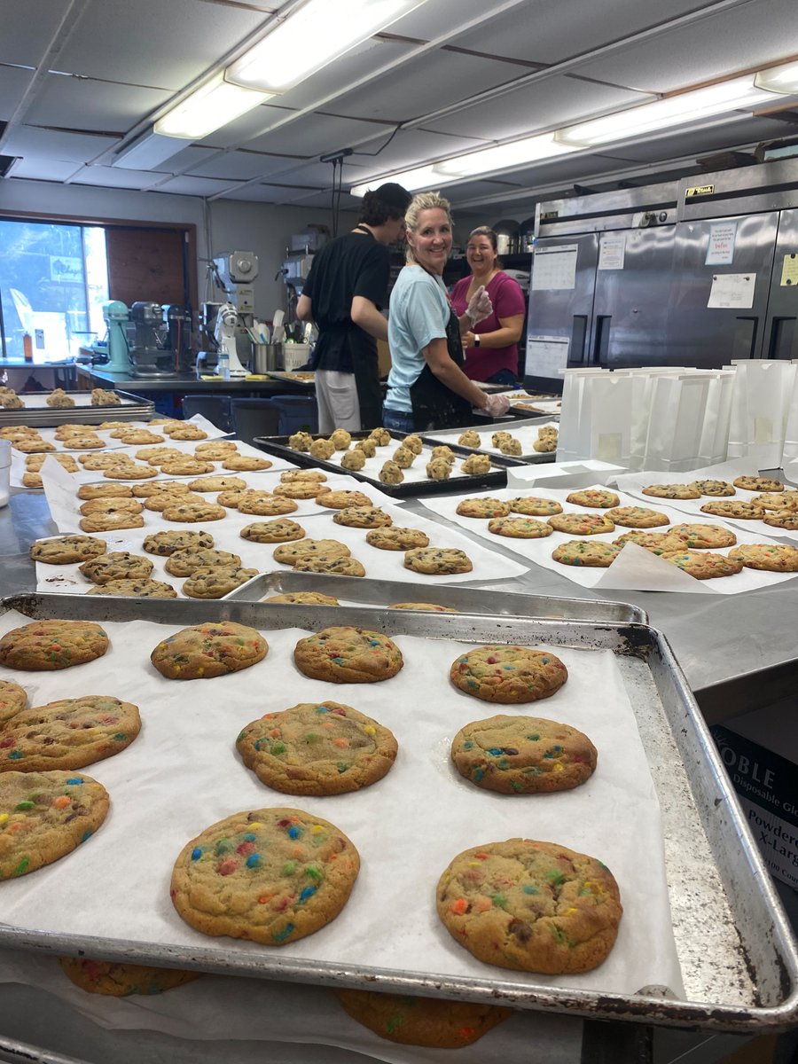 TenTrails's tweet photo. It's National Chocolate Chip Cookie Day and Ten Trails celebrated by giving away hundreds of cookies to our wonderful residents!

A very special thank you to Gracene's Cupcake Boutique for providing us with the delicious cookies 😋 https://t.co/M4ljXuRDWp