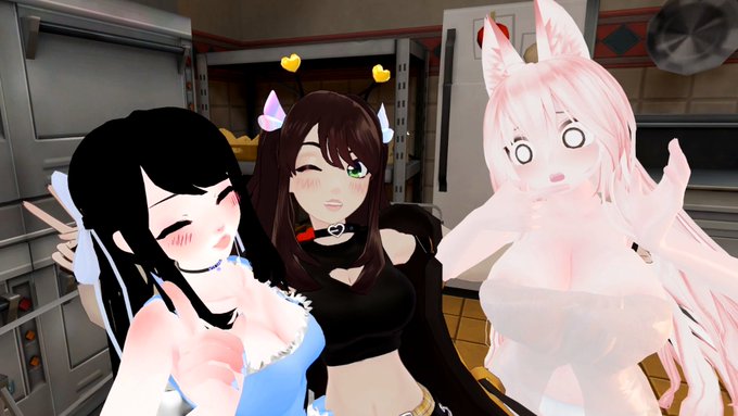 just recorded a video with the two hottest big mommy milkers @AchesGamin &amp; @bordie (♡&acute;&omega;｀♡) can you guess<a href="/tag/apexlegends"class="tags"><span>#apexlegends</span></a>
