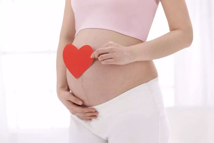 yicaichina's tweet photo. #Beijing will grant 30 additional maternity leave days to mothers that gave birth to a third child, and 15 extra days of parental leave to the father, the city's health commission said today. The new regulation is retroactive to May 31. #ThirdChildPolicy #China https://t.co/HViuX0yWiN