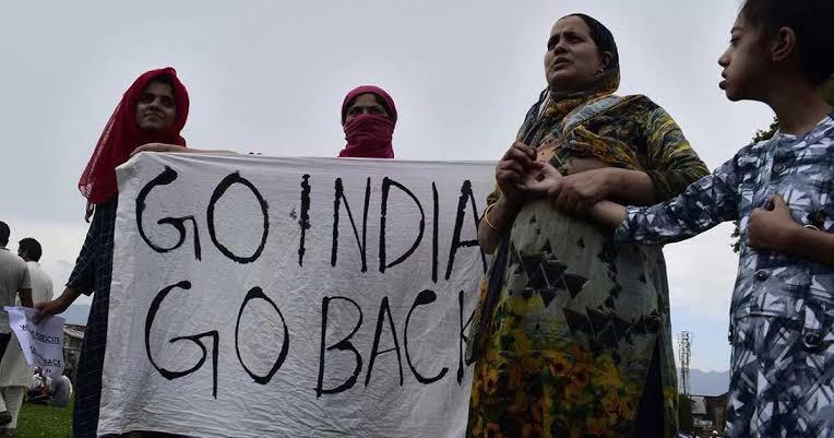 Maddyabb80's tweet photo. On August 5, 2019, India tried to snatch the identity of Kashmiris. 
#BlackDay
 #یوم_استحصال_کشمیر
#KashmirWantsFreedom 
#RedForKashmir https://t.co/CqAN2XQtQ6