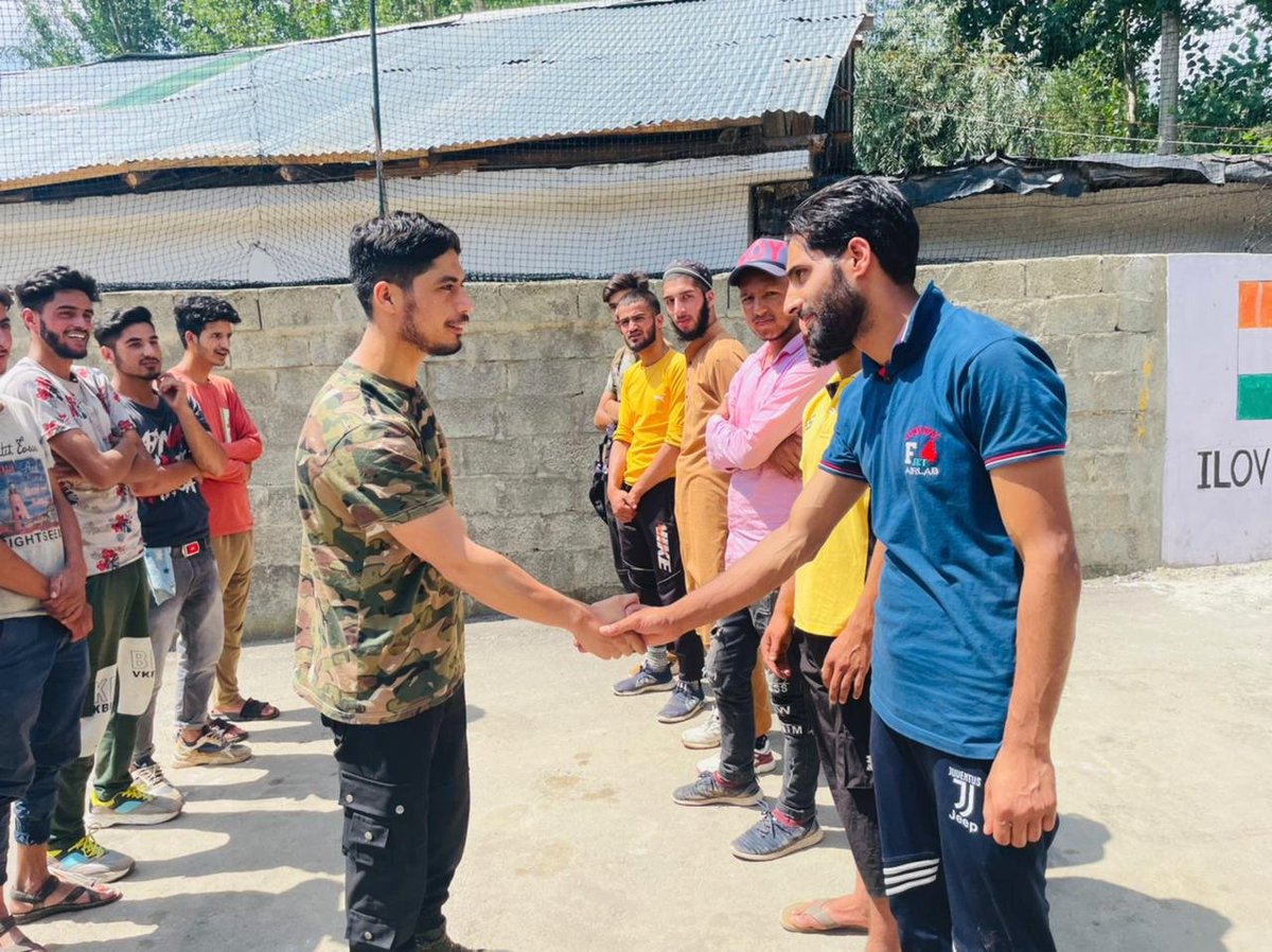 JANNATEKASHMI13's tweet photo. In a bid to provide the youth a platform to exhibit their talent, #IndianArmy organized a friendly #Volleyball  match for the local youth of #Mantarbug 

#Kashmir 
#JammuAndKashmir 
#Tokyo2020 
#Olympics 
#OlympicGames https://t.co/AYIxWwKRkG