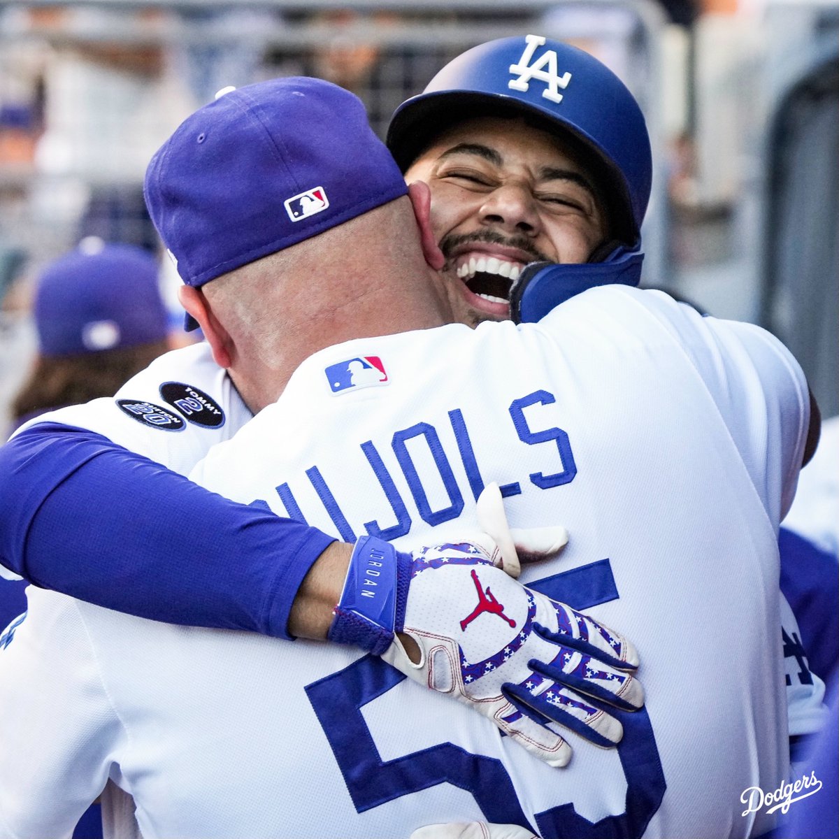 Dodgers's tweet photo. Tío Albert hugs. 🥺 https://t.co/P6Ch6kNA9V