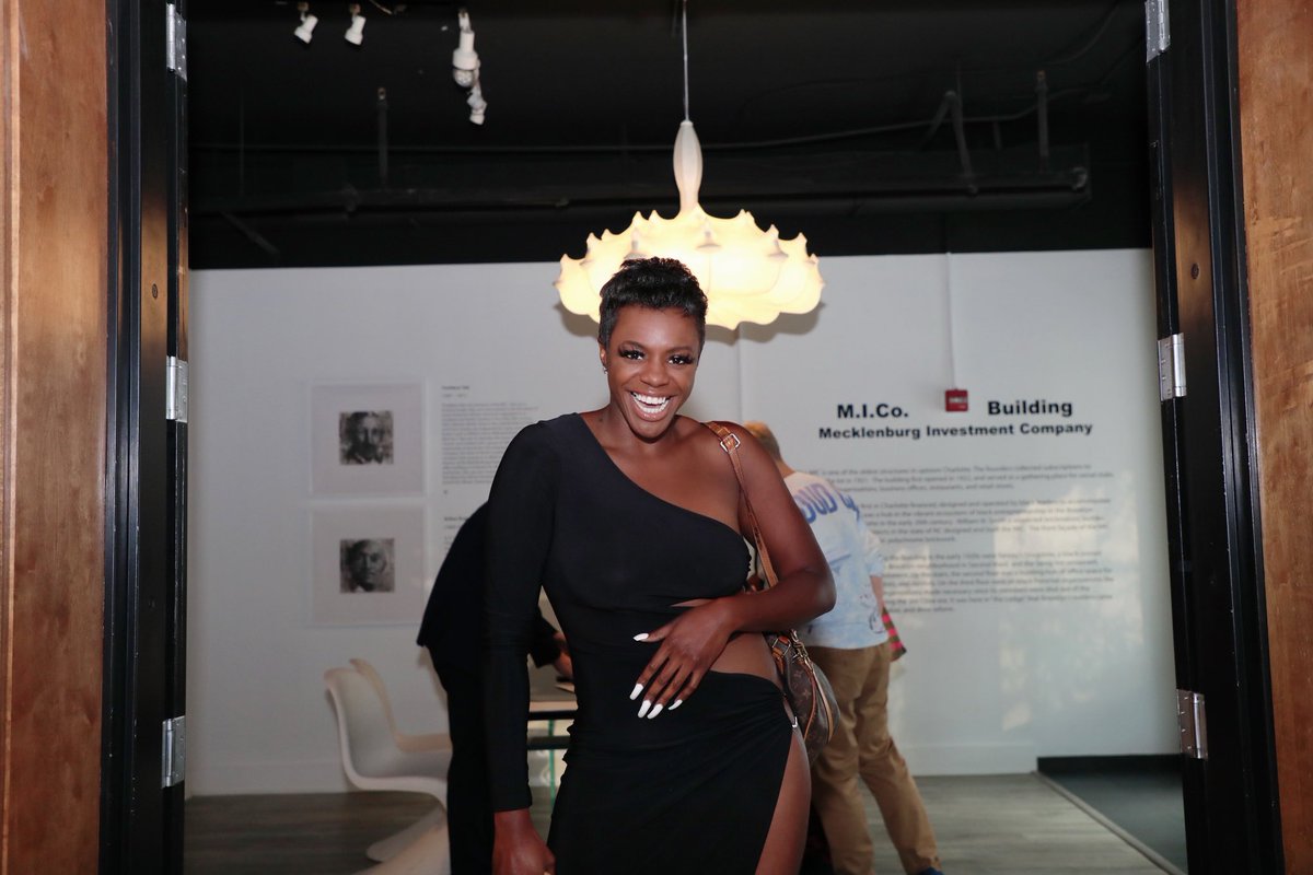 OhaviaPhillips's tweet image. Why does this look like a page in @essence magazine advertising @colgate with the text reading: “Ready for every OHccasion! #ColgateSmile” - speaking it in existence 👀❤️

📸: @styles_nemh