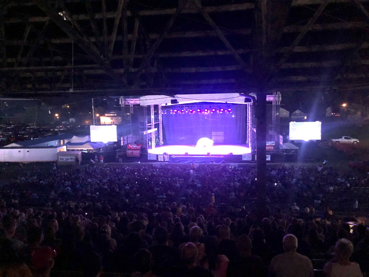 GitRDoneLarry's tweet photo. Thanks to all the folks at the @clearfield_fair for having me tonight! So fun to be back making people laugh. Y’all were so fun and I appreciate the great turnout. 💪🏼👊🏻🇺🇸. By the way my whole outfit cost 9 bucks! https://t.co/7xhwpiYdoY