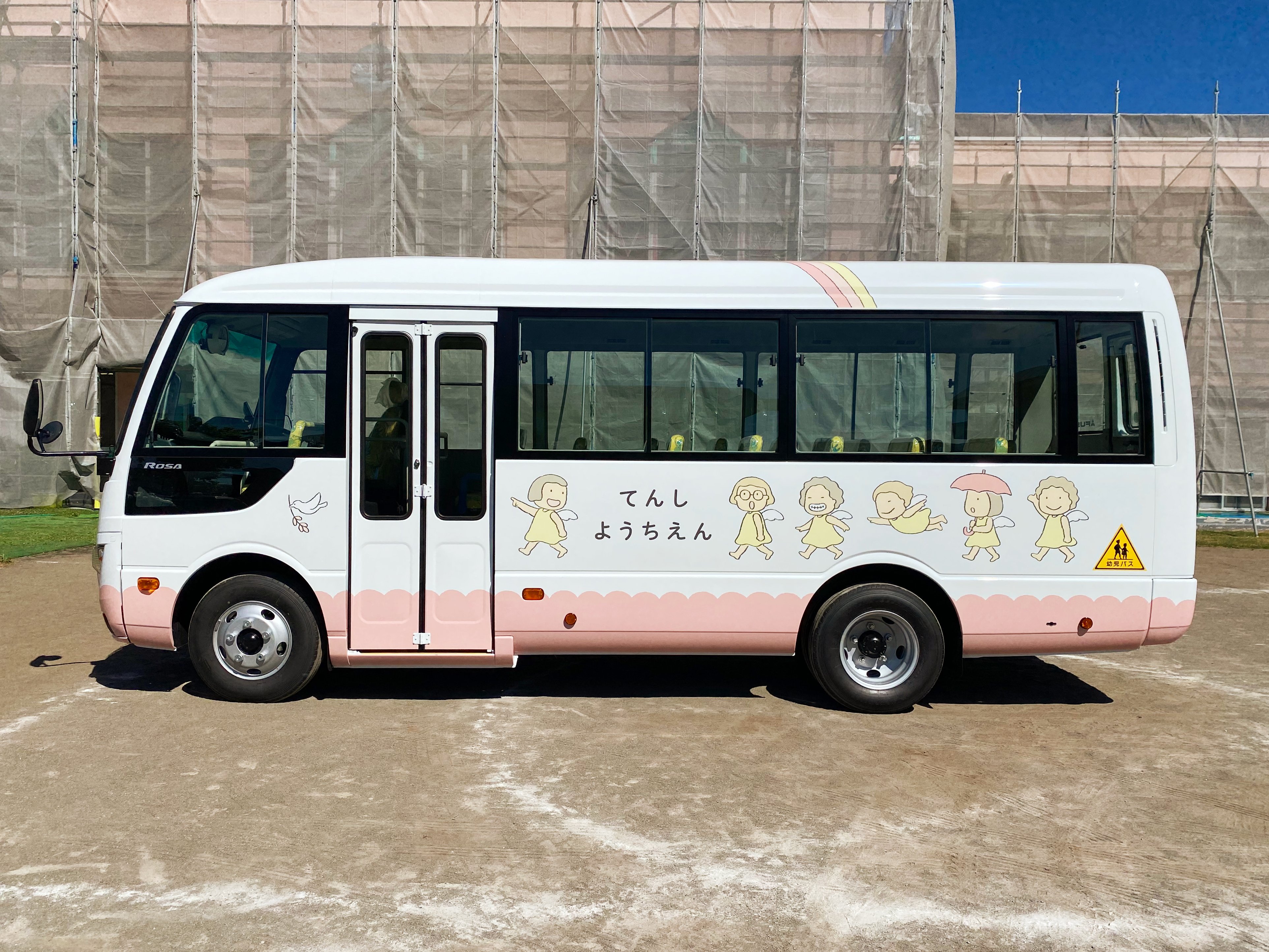 ながしまひろみ 北海道にある岩見沢天使幼稚園の園バスのデザインとイラストを担当しました 天使たちが行進したり遊んだりしています お子さんたちが登園するときに わくわく楽しい気持ちになりますように 実家近くの幼稚園だったこともあり 嬉しいお