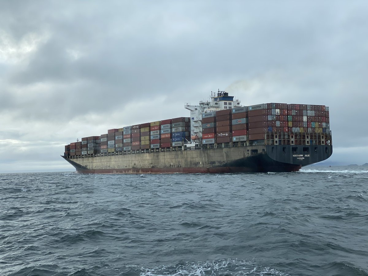 dbwillows's tweet photo. First job of the evening done… off to bord the sister ship at #TripleIsland Pilot 🇵🇱 station. @rupertport #PilotOnBoard https://t.co/j9uP5Zxieg