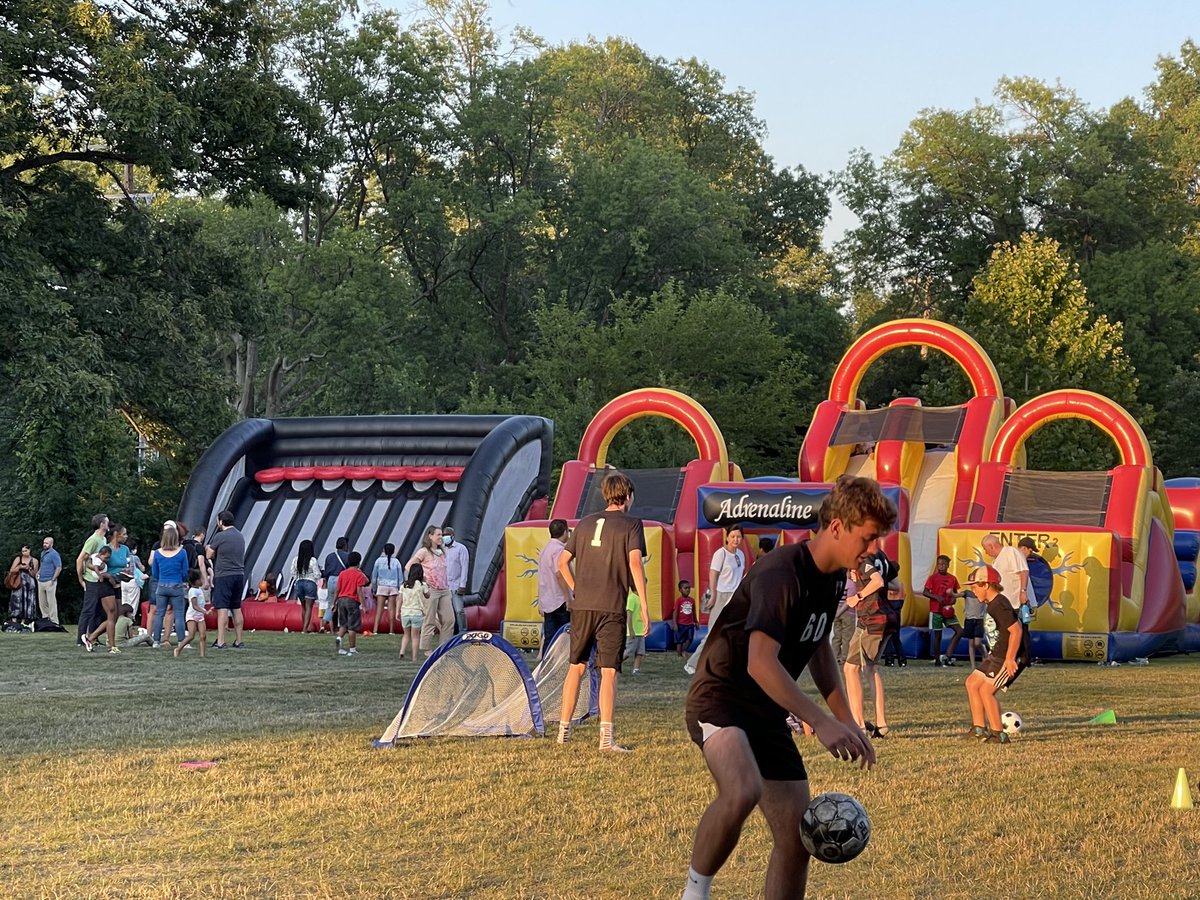 hlweingart's tweet photo. Tonight’s Back-to-School BBQ was perfect—lovely weather, tasty food and terrific community! So proud to be a part of Shaker Heights Schools. Thank you to the District for the opportunity to celebrate our students, our schools and our community. #HeatherForShakerSchools https://t.co/G2tu5iMdyc