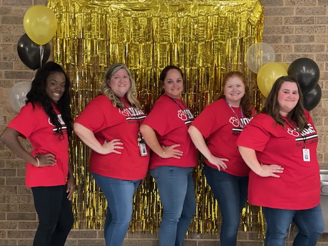 mrs_pompaclass's tweet photo. The 3rd grade team is ready to 'Roar Back' this school year! 🦁🏫👩‍🏫 #pvlionpride https://t.co/r7uszUw5zn