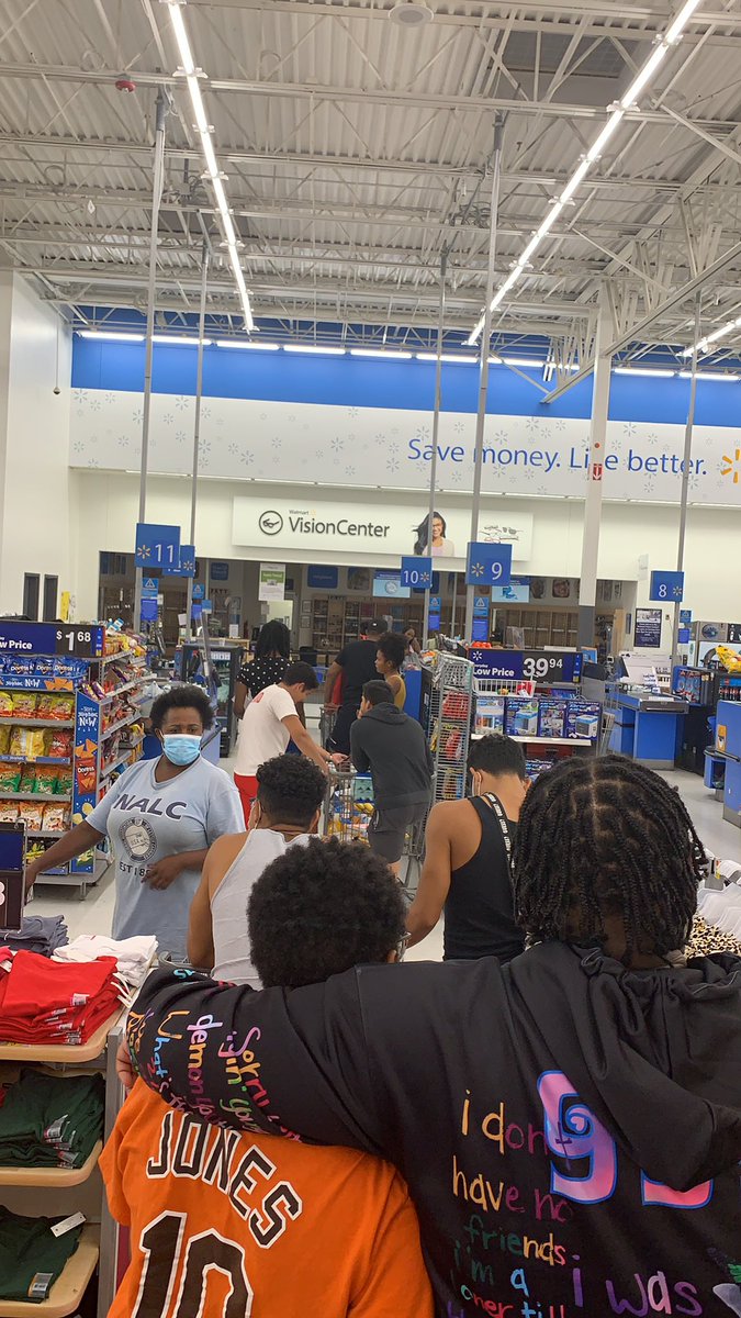 ParentPwcs's tweet photo. @walmart #ProfitsBeforeCustomers 10:49 at night. Walmart in Dumfries VA closes in 11 min. So ya, 2 registers open. Making your hourly sales figure is apparently more important than your own customers time spent in line. https://t.co/vR99MPRseJ