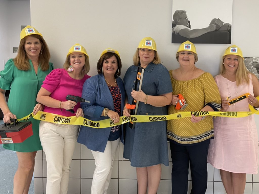 KimmieSmith71's tweet photo. New Teacher Orientation for @Bossier_Schools! We had a great morning of PD with our PreK-2 teachers! πππ#BuildingAFoundation
#LoveLiteracyLearning
#LouisianaLiteracy
#ReadingRevival https://t.co/SOREEh9Kqk