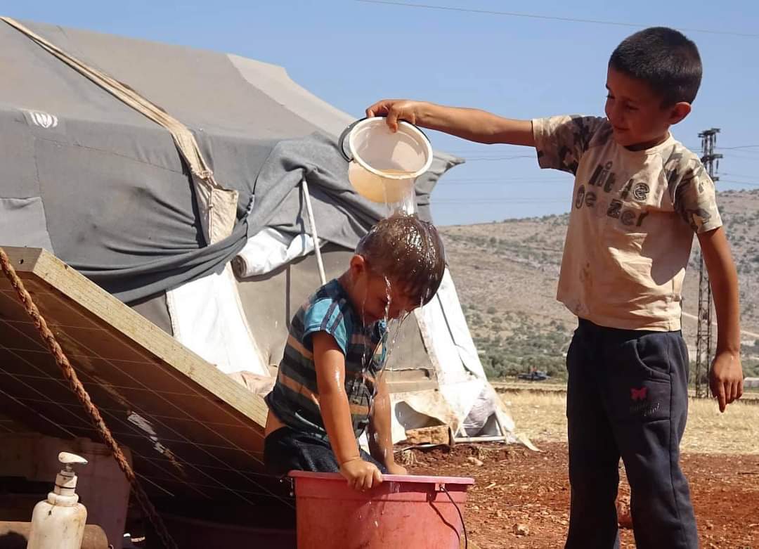 يا رب رحمتك 
الصور من مخيمات المهجرين شمال سوريا وسط أرتفاع شديد بدرجات الحرارة.