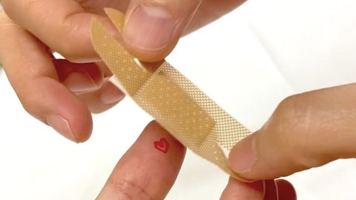 切れ込みを入れれば剥がれにくい 救急医が教える 手指の傷に絆創膏を貼るコツ とは