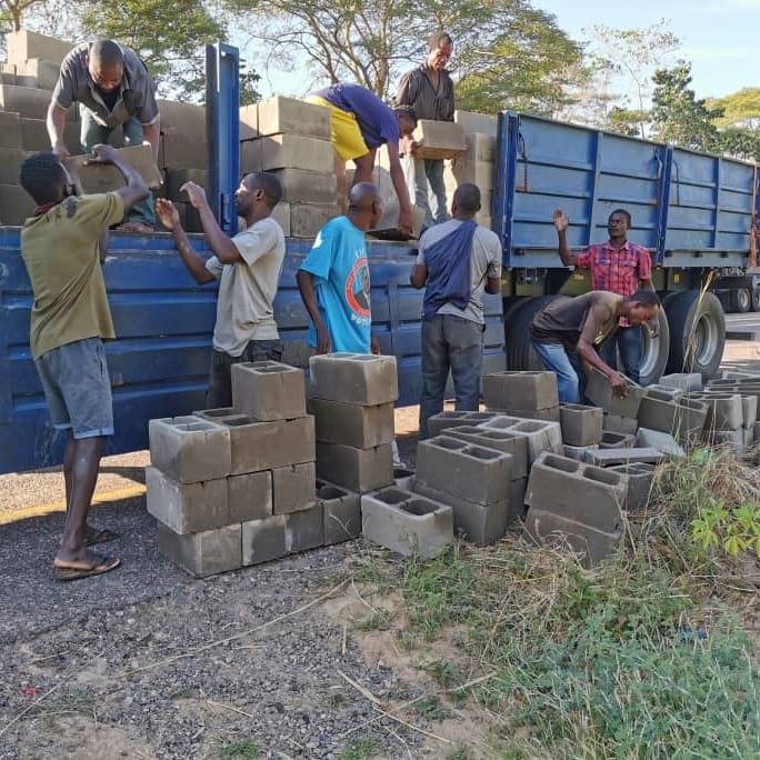 UsisyaT's tweet photo. On Wednesday we took delivery of the first batch of construction materials for the campsites to be built along the trail. Shown here are materials for Chombe Campsite.
➡️ P1/2 @MalawiTourism @kliwawa
#UsisyaTrail #GIZMIERA #ICMPROJECT https://t.co/EghLyKKqkc