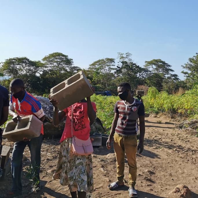 UsisyaT's tweet photo. On Wednesday we took delivery of the first batch of construction materials for the campsites to be built along the trail. Shown here are materials for Chombe Campsite.
➡️ P1/2 @MalawiTourism @kliwawa
#UsisyaTrail #GIZMIERA #ICMPROJECT https://t.co/EghLyKKqkc