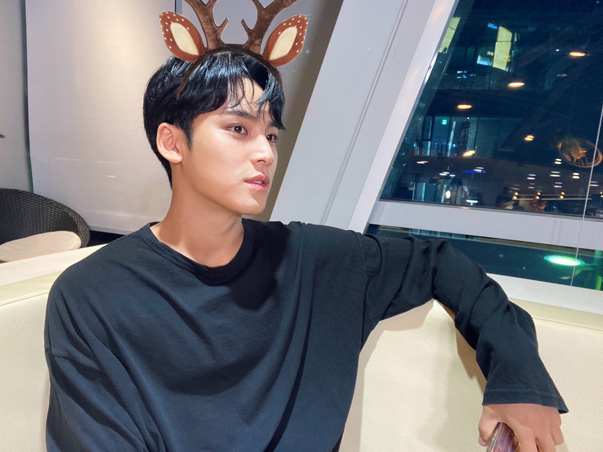 FUCK0FFSHILOH's tweet photo. id name all the reindeer but i literally only know prancer and comet 🤪 #ROYALMAS https://t.co/6SfQM6pCxC