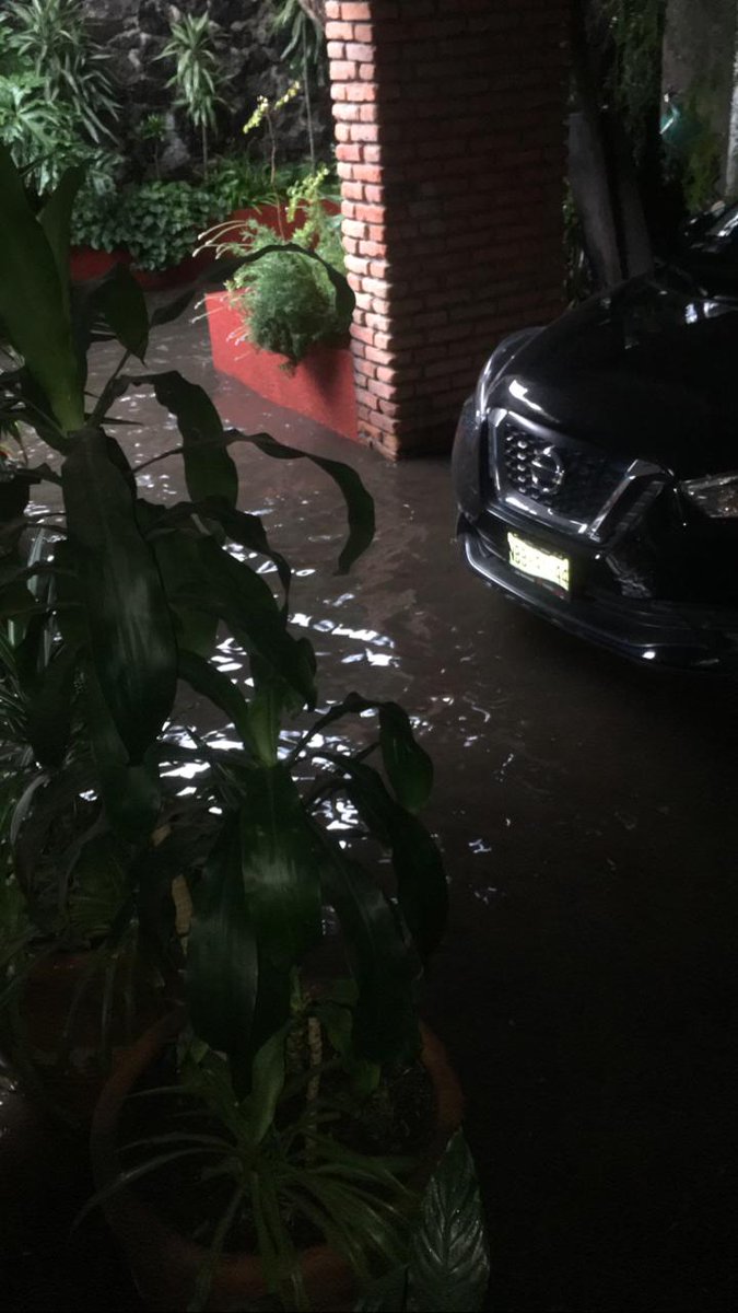 ineedyrhelp's tweet photo. No es un puerto donde tenemos estacionado nuestro barco, crean o no es el garage de una casa en la CDMX! @AlcaldiaAO @DenunciaAOCDMX @SacmexCDMX ¿qué les parece mandar a desasolvar? https://t.co/gTyIKnqFjy
