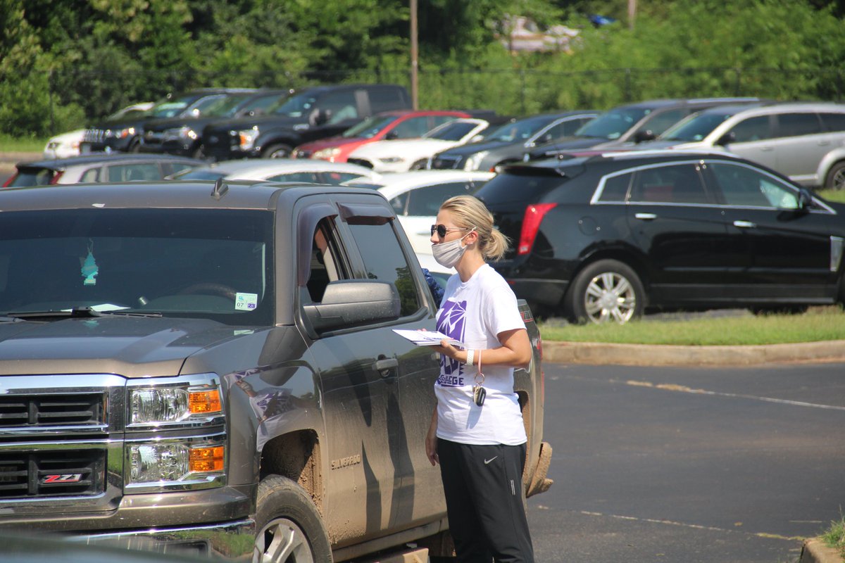 WileyAthletics's tweet photo. We helped make move-in day go smoothly. #ClawsOut #OntheHunt #FortheW #ChampionsofCharacter #WileyCares https://t.co/iGD2eNs4Gi