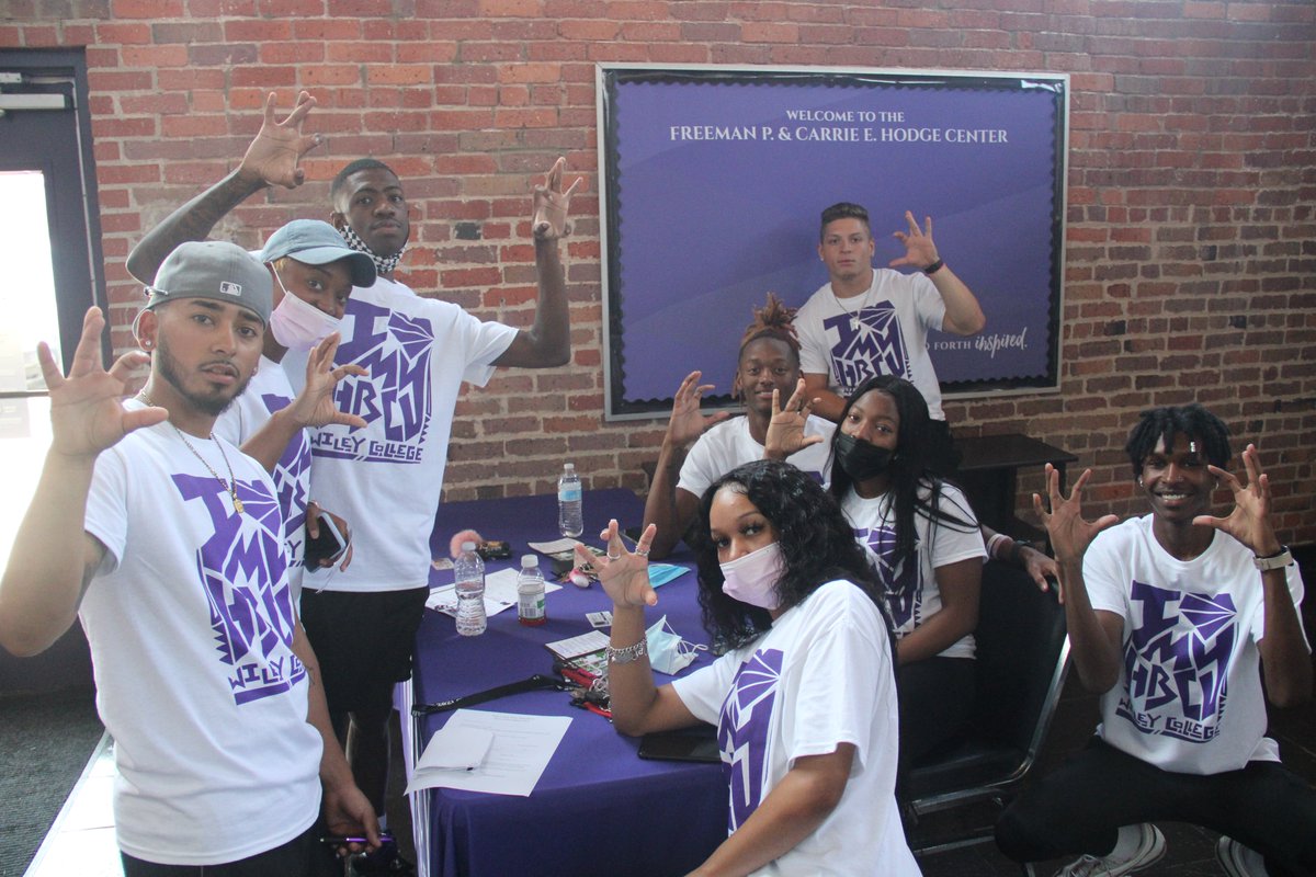 WileyAthletics's tweet photo. We helped make move-in day go smoothly. #ClawsOut #OntheHunt #FortheW #ChampionsofCharacter #WileyCares https://t.co/iGD2eNs4Gi