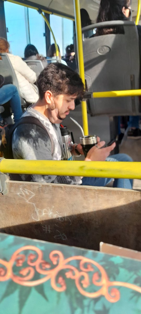 NaiiELFish's tweet photo. Ayer me enamore en el colectivo. Le saqué una foto porque la vista era perfecta... ahí con su matecito 😍 https://t.co/TeCDCWsnkN
