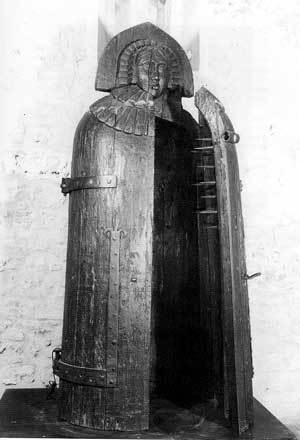 Mundo_curios's tweet photo. A dama de Ferro, era um instrumento de tortura que teve sua origem na Alemanha,o Sarcófago era equipado com diversas pontas metálicas  em seu interior, e era tão bem projetada, que as pontas metálicas não atingiam órgãos vitais, fazendo a tortura durar varias horas. #Curiosidades https://t.co/untYd0enGm