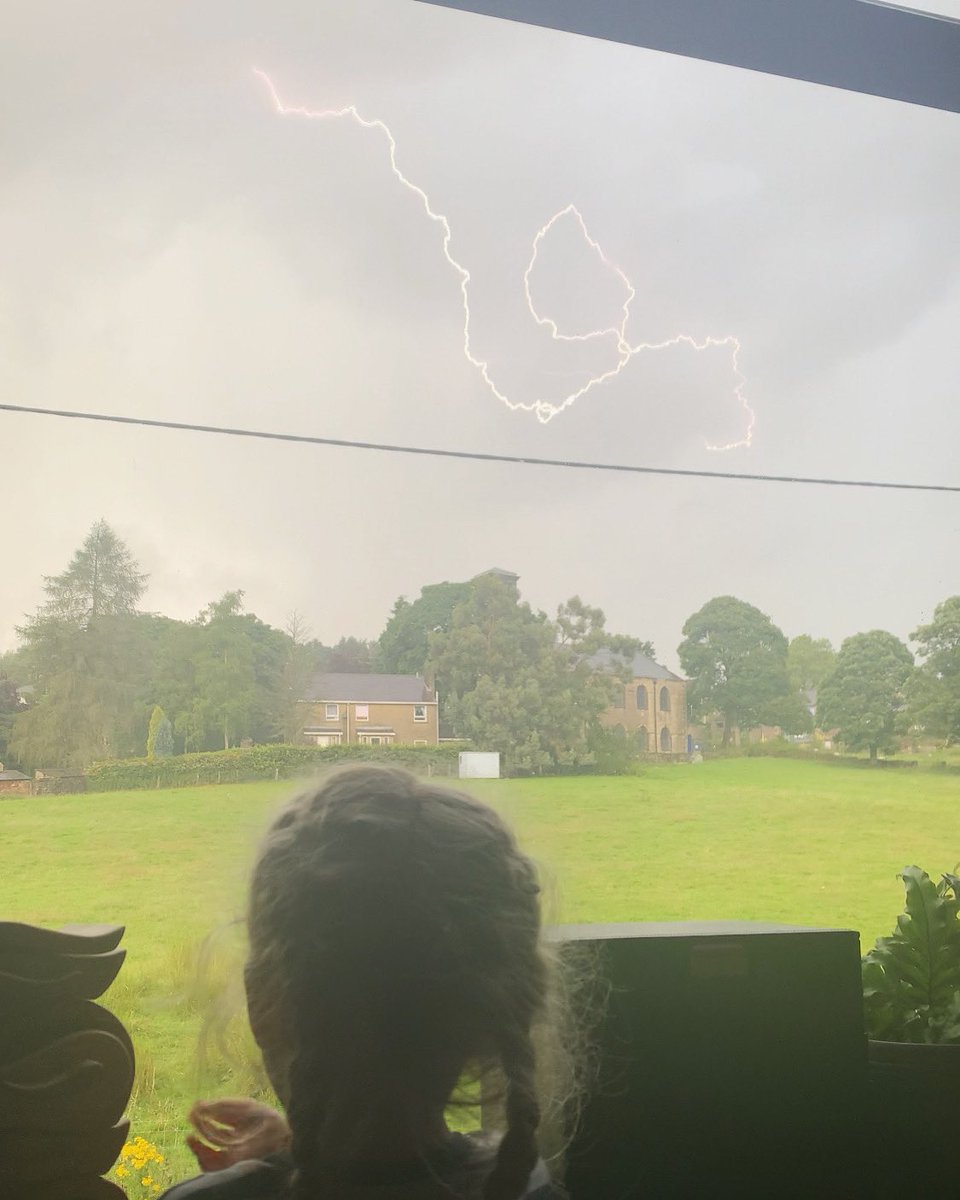 itsbecksx's tweet photo. Storm watching!! ⛈⚡️ 
@bbcweather @itvweather @OldhamNews #saddleworth #uk #weather #storm https://t.co/kM331dbnDd