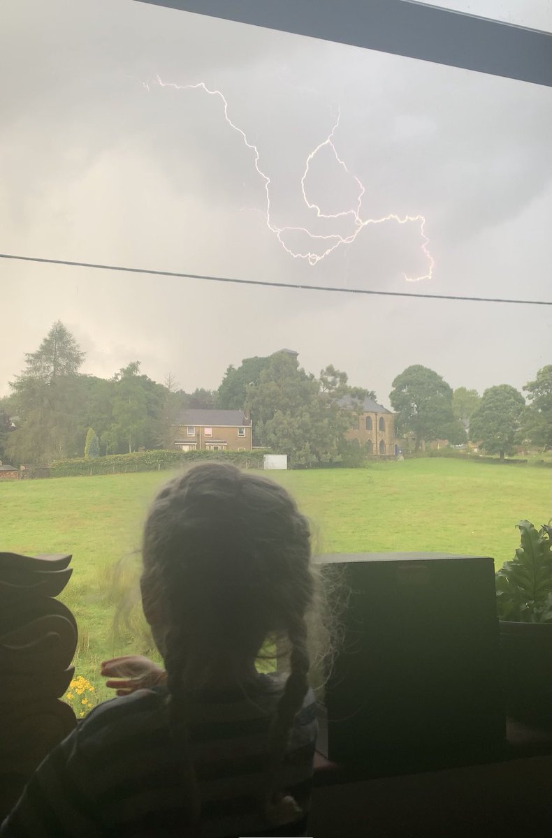 itsbecksx's tweet photo. Storm watching!! ⛈⚡️ 
@bbcweather @itvweather @OldhamNews #saddleworth #uk #weather #storm https://t.co/kM331dbnDd