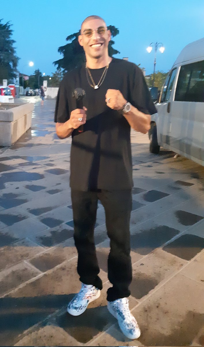 BaldiniCastoldi's tweet photo. "L'amore dei miei genitori, uno musulmano praticante, l'altra cattolica credente, è l'esempio plastico di come si possa convivere e costruire sulle differenze. Io ne sono il frutto, e la mia storia la dimostrazione."

#OmarHassan 
#PerLeStrade 
@villeggendo https://t.co/Zjkqp8U9w6