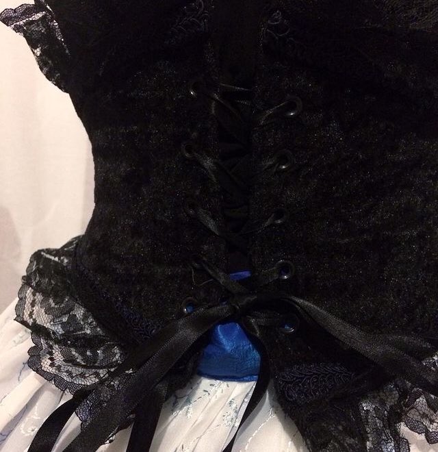 DTCosplay's tweet photo. Some varieties of corset belts 

And they are on sale This week! 

$38.80 for the plain ones 
$39.60 for the gold lace edged ones
$45.56 for the double lace edged ones 

You can order any color and size just dm me here or on Etsy! 

Free USA shipping https://t.co/ixs9baX6WS