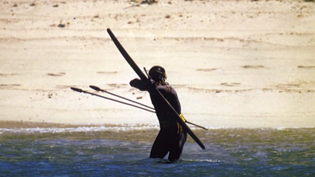 Mundo_curios's tweet photo. Ilha sentinela do Norte, os habitantes dessa ilha resistem ao toque e contato humano e se mostram muito hostis, sendo considerados os últimos humanos a permanecer praticamente intocados pela civilização moderna. a relatos de visitas que nao acabaram bem. #Curiosidades https://t.co/O5AJB17zod