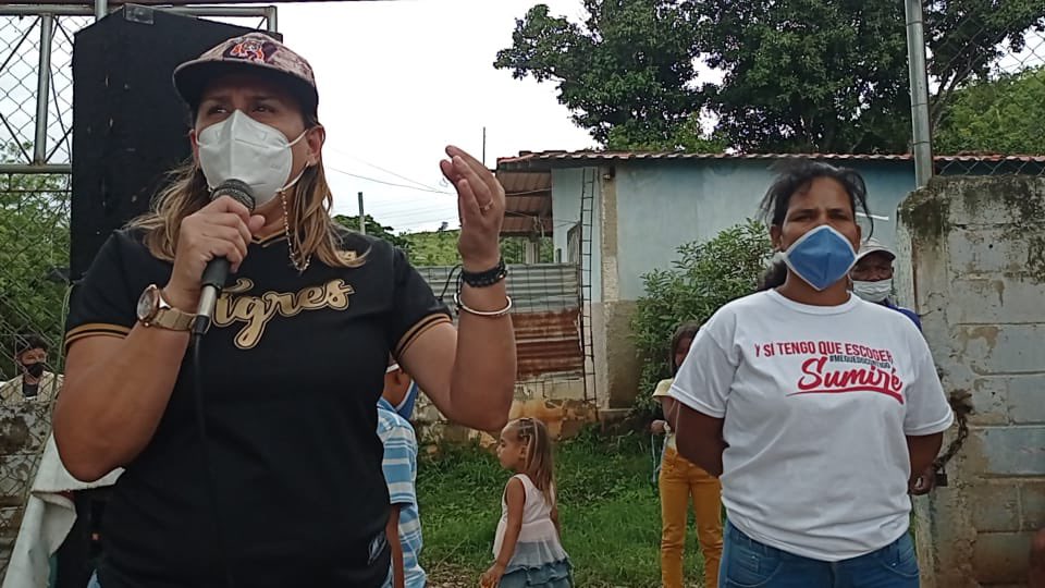 SumireFerrara's tweet photo. Enmarcados en el Plan Agua para Aragua en Victoria de Paz:

Realizamos Asamblea para entregar motor y bomba de 5Hp para la activación del Pozo de Agua Potable: 

Amor con Amor se Paga:
Pdte @NicolasMaduro 
Gob @RMarcoTorres ...

Vamos por MÁS! https://t.co/esBDdEaDej