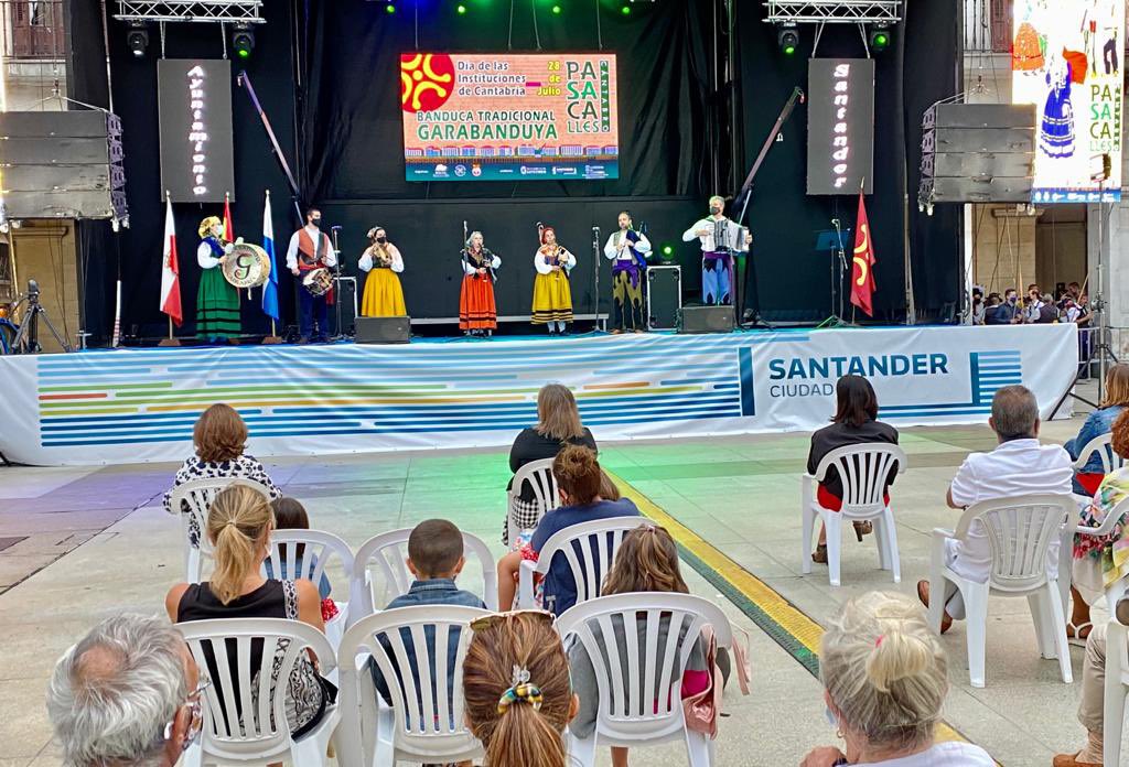 gemaigual's tweet photo. 🎶🥁Actuaciones de las agrupaciones participantes en el IV Pasacalles de #Folclore Cántabro por el Día de las Instituciones #Santander 🇵🇱 Una bonita ocasión para poner en valor las tradiciones y la cultura de nuestra tierra❕Con @ASOCIACIONADIC https://t.co/8sb7EmdgDT