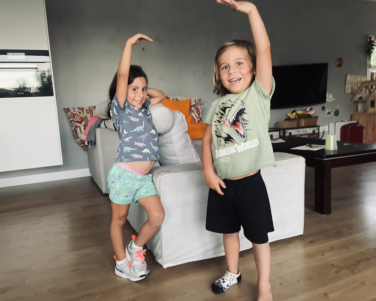 Señor IKEA, queremos que las patas del sofá sean así de altas para poder coger los juguetes que hay debajo solitos. <a href="/IKEASpain/">IKEA España</a> <a href="/ikea/">IKEA</a> #IKEA #sofaikea #peticion #IngvarKamprad