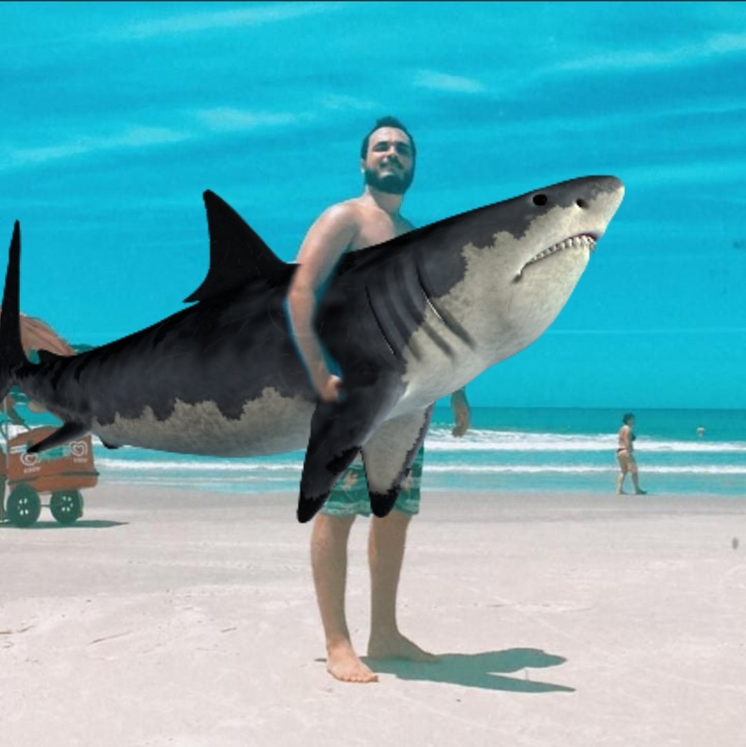 LeoSegurando's tweet photo. Ordinário segurando um tubarão papai https://t.co/pKRlqzJU1L