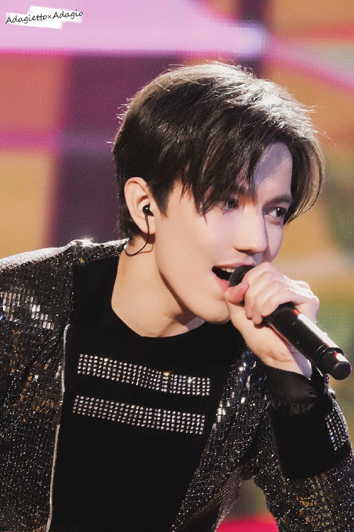 Aleksan73372157's tweet photo. Sometimes I want to go back to the past-to 2017 - to feel the emotions ; when I first heard your fantastic voice 🎼💕 REQUEST @dimash_official @MTV #FridayLivestream #DimashSlavicBazaar #DimashAcrossEndlessDimensions -🎼🌟 https://t.co/wXy8eEqplA