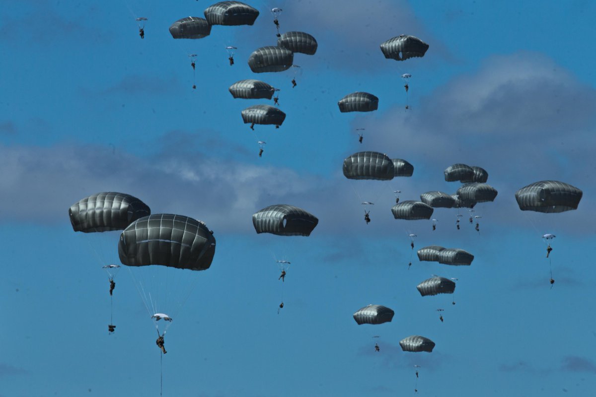 USARPAC's tweet photo. 🛩 Check out photos from today's @TalismanSabre's #JFEO! 🪂🇦🇺🦘
@USArmyAlaska #paratroopers jumped onto the Kangaroo Drop Zone during #TalismanSabre2021 #AlliesandPartners #TS21 #airborne #LGOP @USArmy @INDOPACOM @DeptDefence #YourADF #AATW https://t.co/N2KlVoY9u0