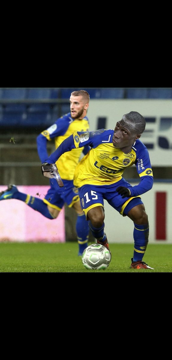 WeissbeckR's tweet photo. @WeissbeckR x @RpDiedhiou 
on voyage de club en club avec le died mais il a ramené un flingue sur le terrain le con lol. 
putain mais c'est dingue il est con https://t.co/6I4b5vUthP
