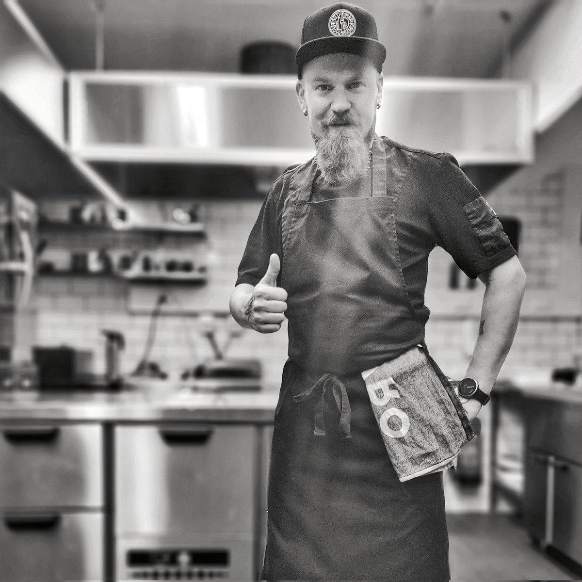ChefSaarela's tweet photo. Kokin ammatti ei ole sieltä kevyimmästä päästä, mutta hyvin antoisaa kun on puitteet kunnossa! Mikä auttaa just sua jaksamaan duunissa?
.
#kokki #kokit #chefsaarela #jaksaajaksaa #ravintolat https://t.co/RSiCvGvQoy